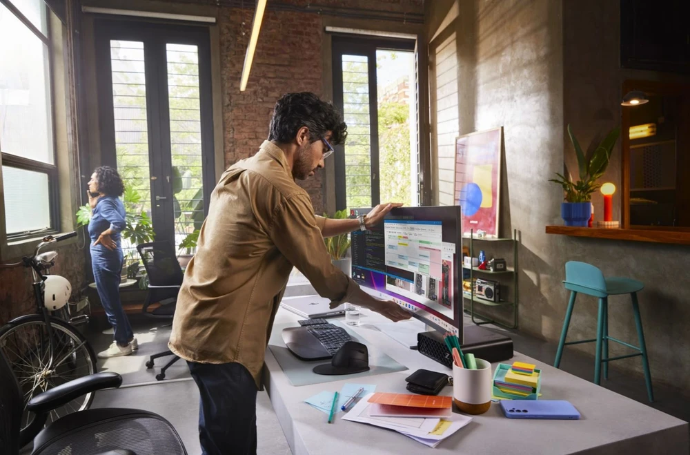 HP 738pu serijos 7 Pro lenktas TB4 įkrovimo monitorius - 37.5" 3840x1600 WQHD+ 400 nitų 60Hz AG, lenktas, IPS Juodas HDR 400, USB-C (100W/65W/15W)/HDMI/ DP Daisy-Chain, 5x USB-A, garsiakalbiai, RJ-45 LAN, reguliuojamo aukščio / pakreipimo / pasukimo, 3 metai (Z38c)