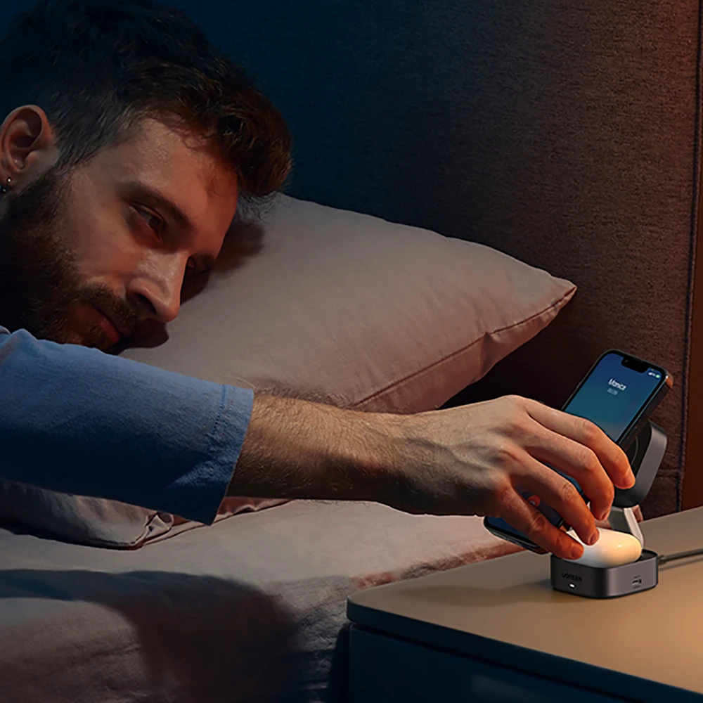 „Ugreen W702 3in1“ indukcinis įkroviklis su „MagSafe“ / „Qi2“ ir USB-C prievadu telefonui / ausinėms – juodos spalvos