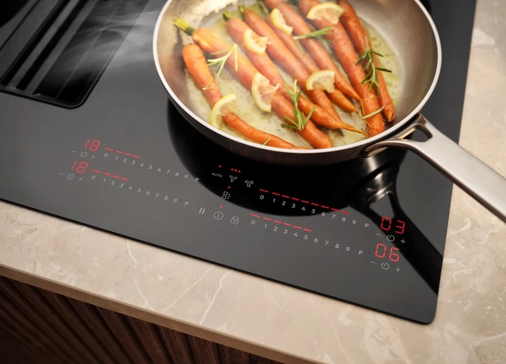 Įmontuojama indukcinė kaitlentė su gartraukiu viename Electrolux ECC83443CZ