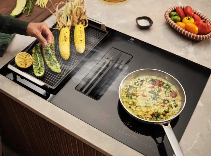 Įmontuojama indukcinė kaitlentė su gartraukiu viename Electrolux ECC83443CZ