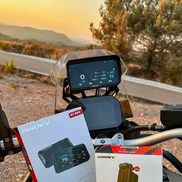 INNOVV N3 Quick-Release Smart Ekranas Universal: a universal motorcycle display with quick-release mounting, CarPlay, cameras and TPMS