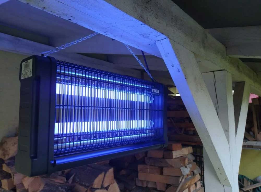 Lempa traukianti vabzdžius Noveen IKN 30 2X15 W, Juoda