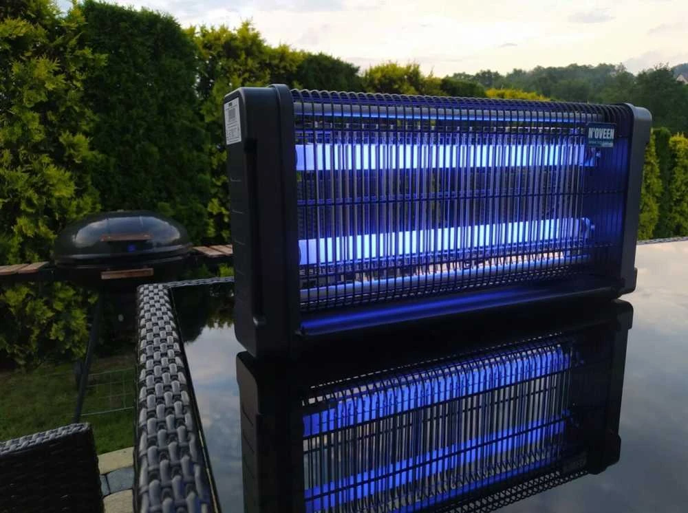 Lempa traukianti vabzdžius Noveen IKN 30 2X15 W, Juoda