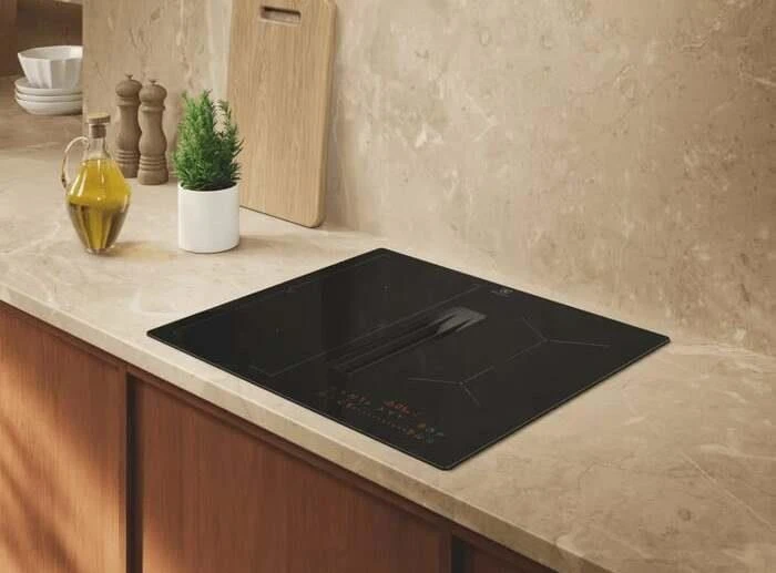 60 cm pločio indukcinė kaitlentė su integruotu gartraukiu Electrolux ECC63410CB