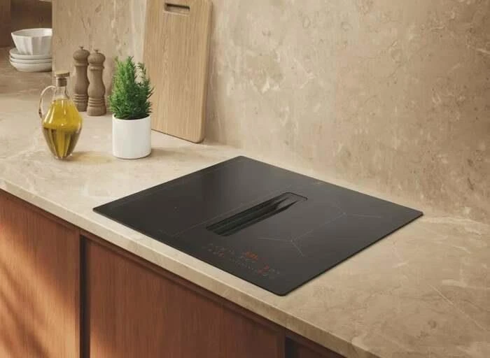 60 cm pločio SaphirMatt indukcinė kaitlentė su integruotu gartraukiu Electrolux ECC63410CT