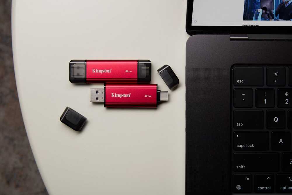 Kietasis diskas „Kingston Technology“ 2 TB nešiojamasis SSD diskas su dviem USB-A/C jungtimis, iki 1050 MB/s USB 3.2 Gen 2