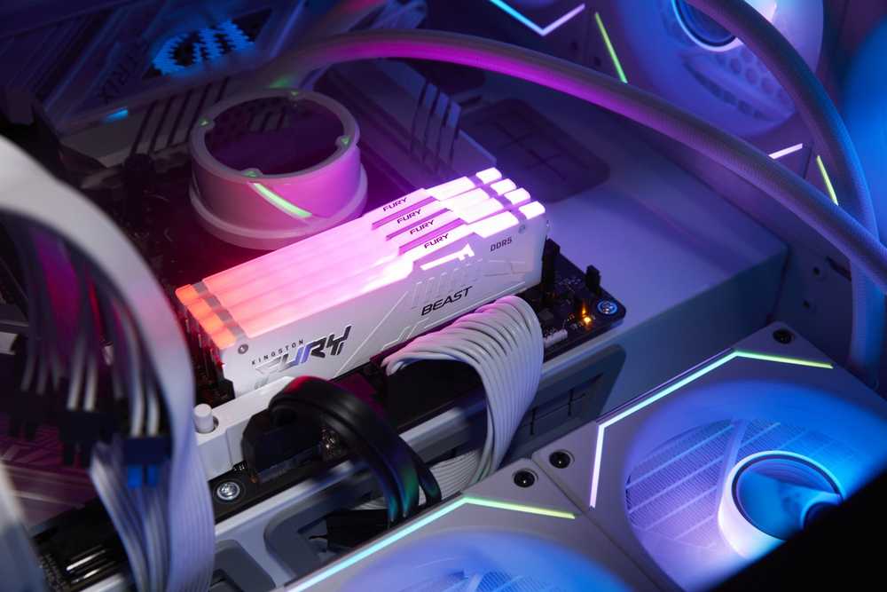 RAM „Kingston KF552C40BWAK4-128“ 128 GB 5200 MT/s DDR5 CL40 DIMM atmintis (4 vnt. rinkinys) „FURY Beast Baltas RGB XMP“ | „Kingston“