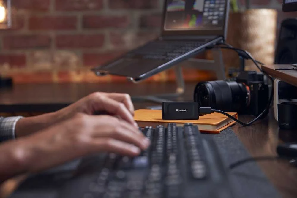 Išorinis kietasis diskas Kingston SXS1000R, 2 TB, USB 3.2 Gen 2, juodas