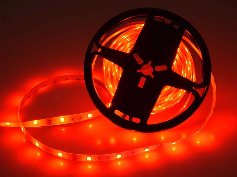 Jokomisiada LED juostelė 5m RGB + nuotolinio valdymo pultas vandeniui atspari