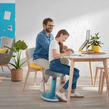 Leitz Ergo Cosy aktyvaus sėdėjimo taburetė naudojime