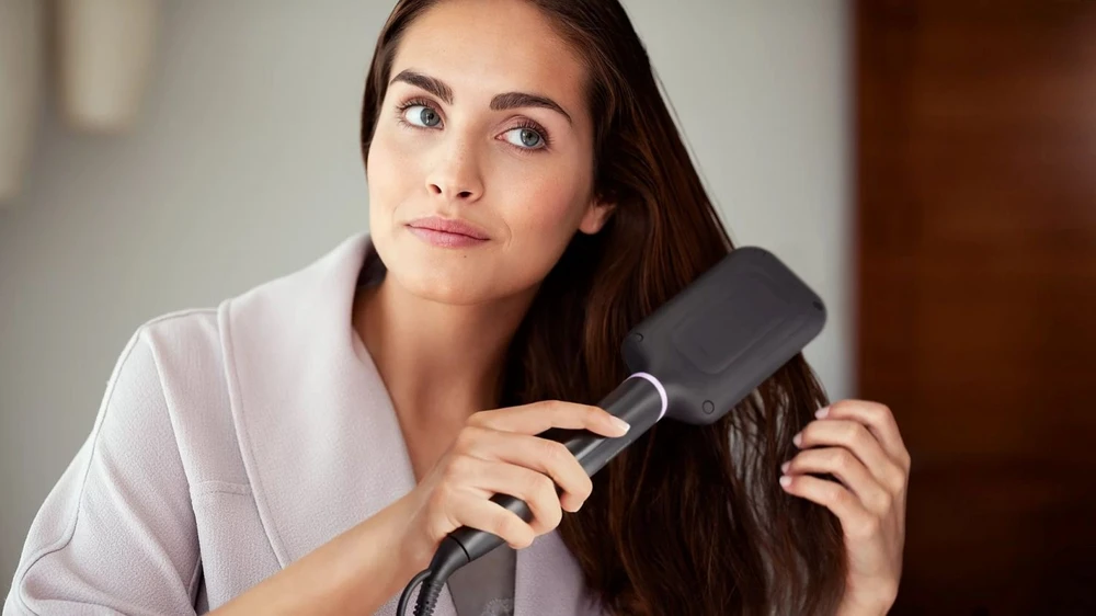 Philips „StyleCare Essential“ Šildomas tiesinimo šepetys BHH880/00