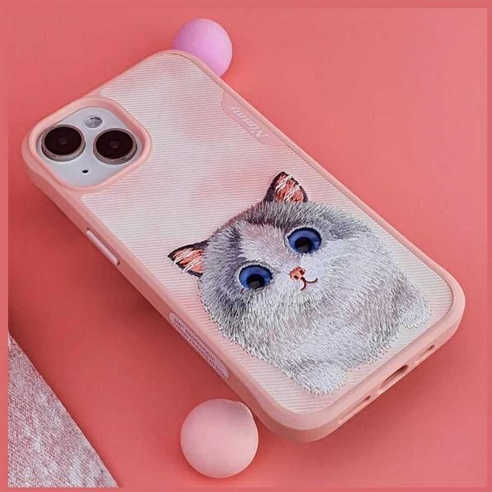 Nimmy Apple iPhone 15 Pro 6.1" dėklas telefonui rožinės spalvos Big Eyed Pet 2.0 Cat