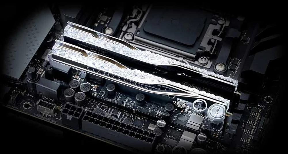 G.Skill Trident Z5 Royal Neo kristalinis dizainas pagrindinėje plokštėje