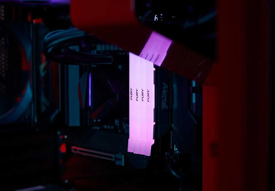 Kingston FURY Renegade RAM moduliai su RGB šviesa