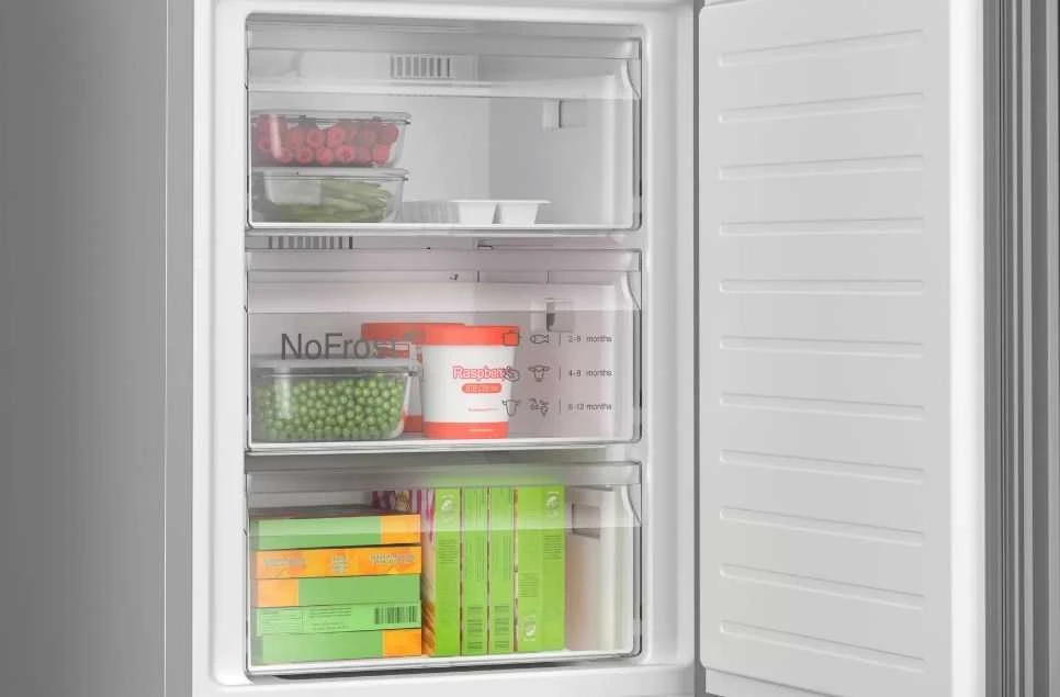 Bosch Serie 6 KGN39LBCF fridge-šaldiklis Freestanding 363 L C Juodas
