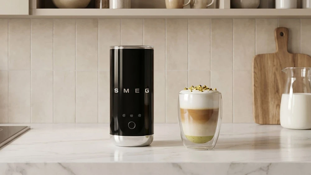 Smeg MFF02BLEU Pieno plakiklis arba šildytuvas Automatinis pieno plakiklis / šildytuvas Juoda