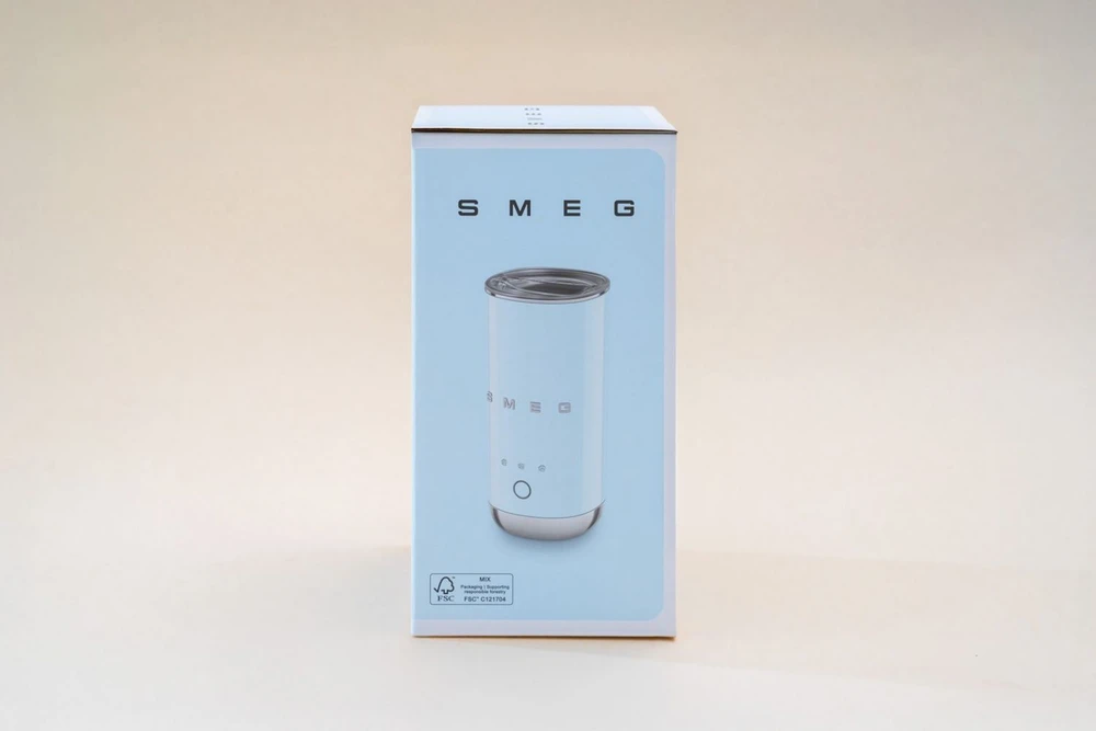 Smeg MFF02BLEU Pieno plakiklis arba šildytuvas Automatinis pieno plakiklis / šildytuvas Juoda
