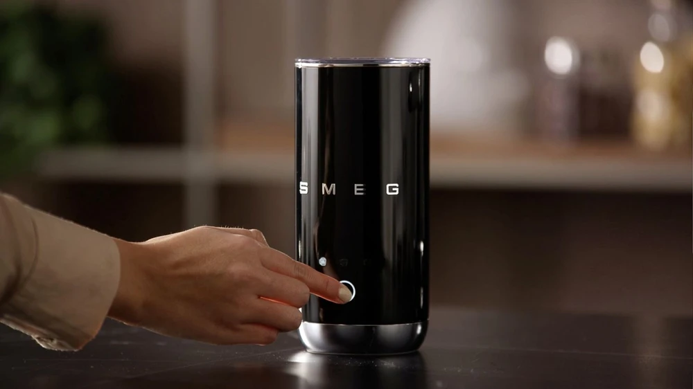 Smeg MFF02BLEU Pieno plakiklis arba šildytuvas Automatinis pieno plakiklis / šildytuvas Juoda