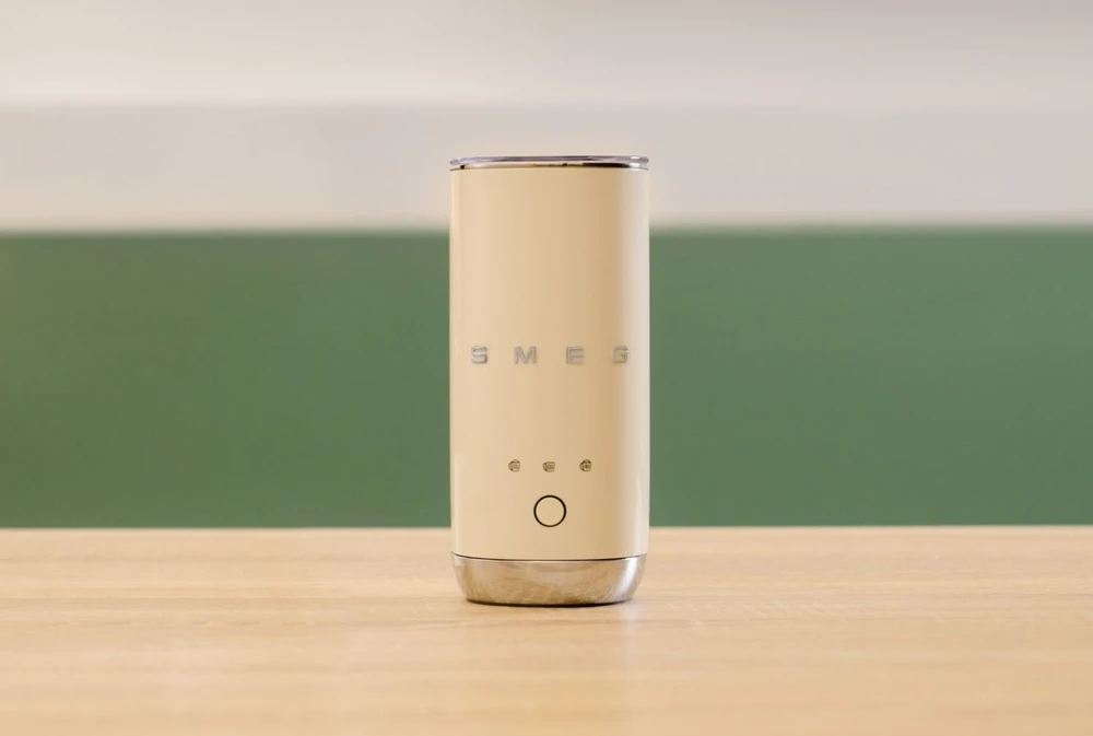 Smeg MFF02CREU milk frother/warmer Automatic milk frother/warmer Kreminis