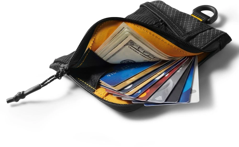 SPIGEN LF300 MINKŠTAS RFID KORTELIŲ DĖKLAS Juodas
