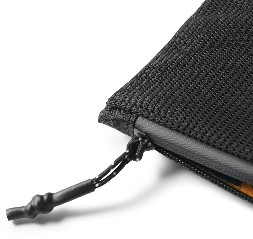 SPIGEN LF300 MINKŠTAS RFID KORTELIŲ DĖKLAS Juodas