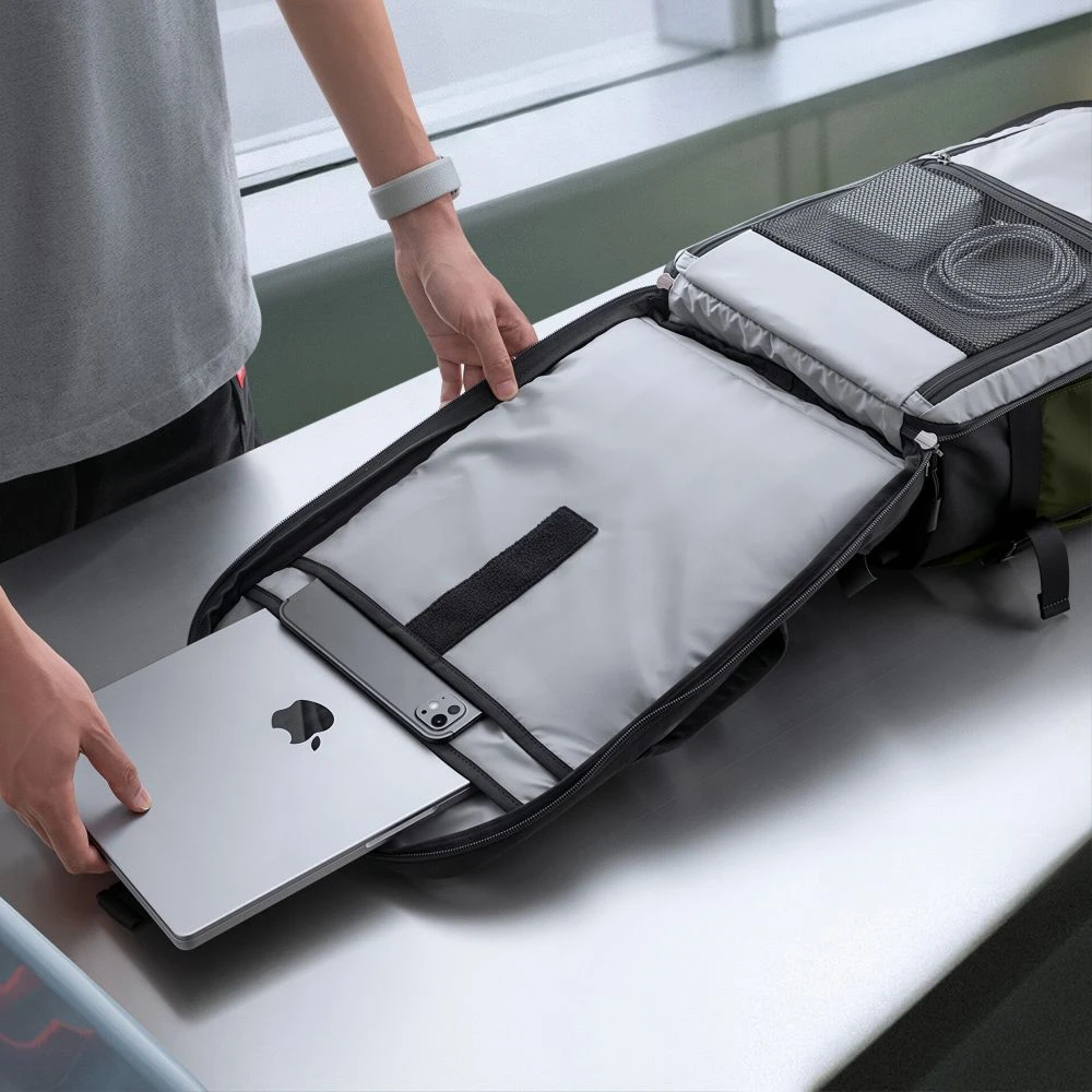 Tech-Protect DEFENDER S70 RYANAIR & WIZZAIR kelioninė kuprinė nešiojamam kompiuteriui, 24 l 40x30x20, karinė žalia