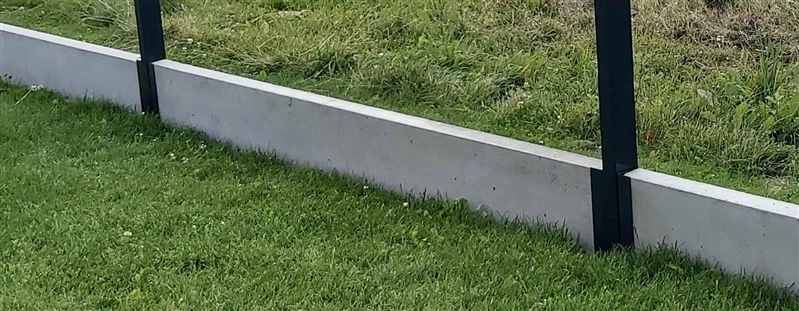The foundation for the fence. 250 cm x 5 cm x 20 cm