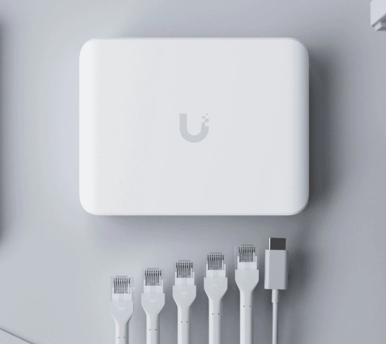 Šakotuvas UBIQUITI COMPACT, 5 PRIESTŲ 2,5G JUNGIKLIS, GALIMAS MAITINTI SU POE ARBA USB-C ADAPTERIU.
