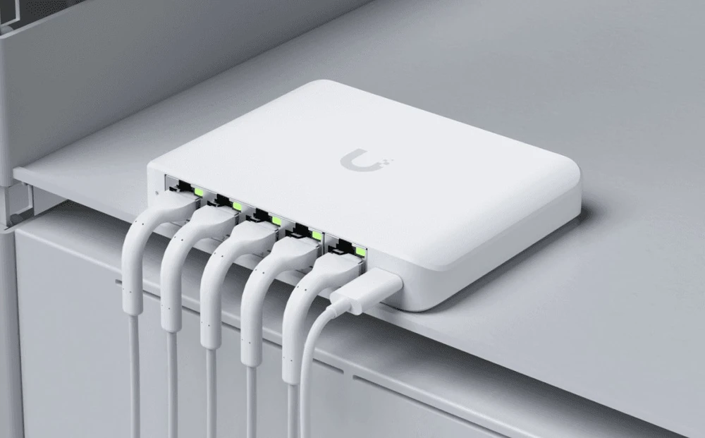 Šakotuvas UBIQUITI COMPACT, 5 PRIESTŲ 2,5G JUNGIKLIS, GALIMAS MAITINTI SU POE ARBA USB-C ADAPTERIU.