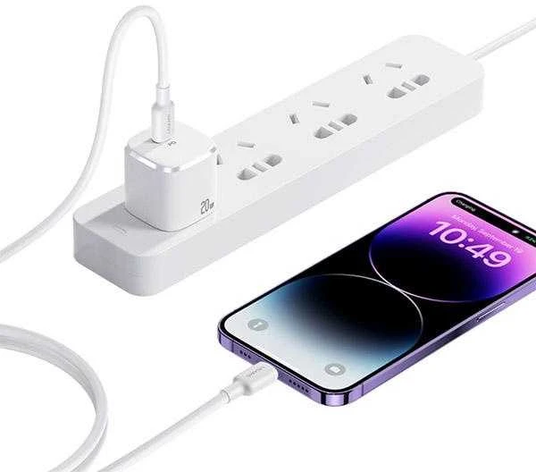 USAMS įkroviklis 1xUSB-C PD20WPD3.0 greito įkrovimo US-CC183 + USB-C/Lightning laidas US-SJ610 baltos spalvos