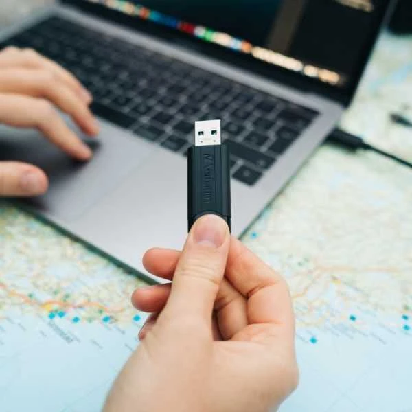 VERBATIM PINSTRIPE USB Stick 128GB 3.0 juodas