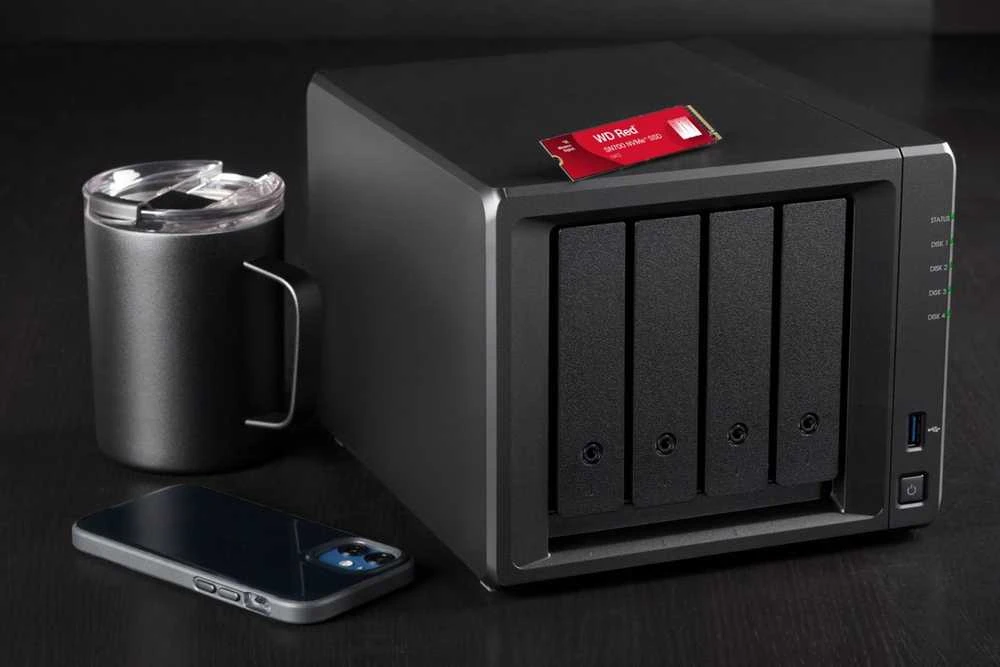 Western Digital Raudona WD ™ SN700 NVMe™ POWERED BY SANDISK 4 TB