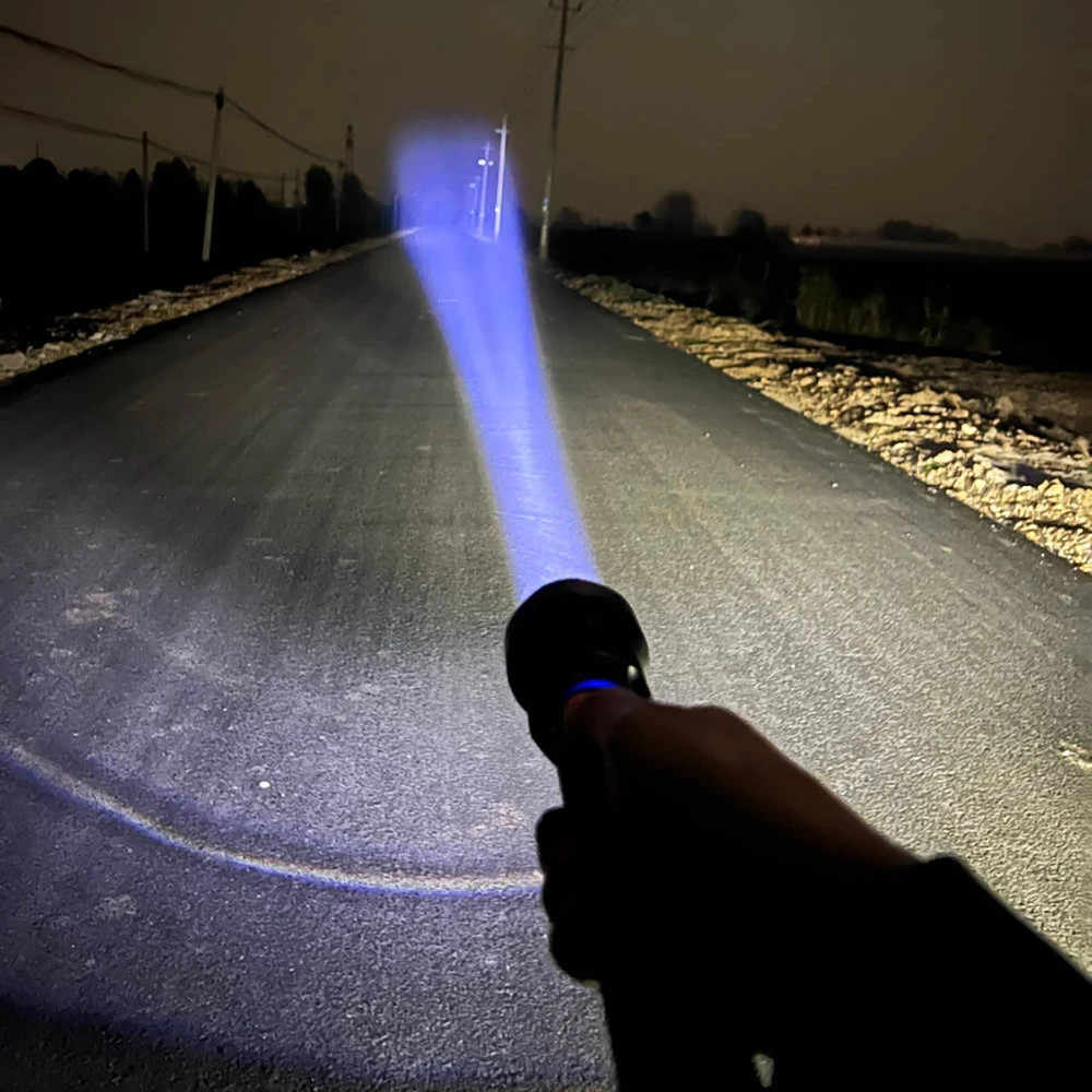 Wozinsky WLT-20W taktinis žibintuvėlis 20 W 2000 lm CREE diodai IP65 su reguliuojamu spinduliu - juodas