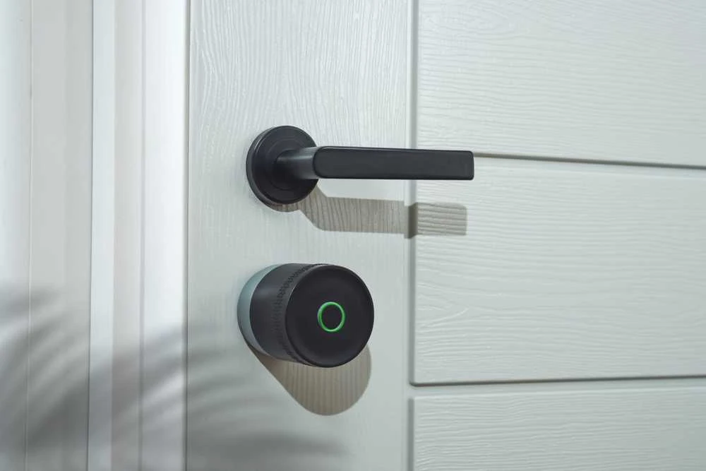 Yale Linus Smart Lock L2 Lite - išmanioji durų spyna (sidabrinė)
