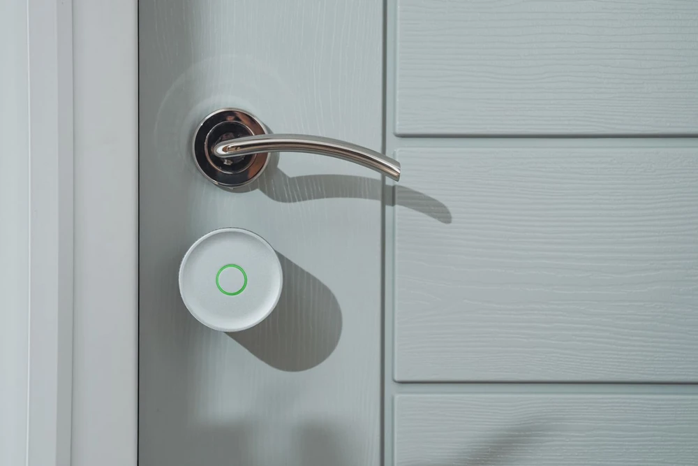 Yale Linus Smart Lock L2 Lite - išmanioji durų spyna (sidabrinė)