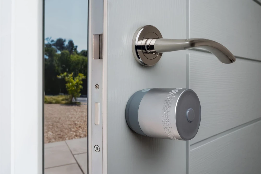 Yale Linus Smart Lock L2 Lite - išmanioji durų spyna (sidabrinė)