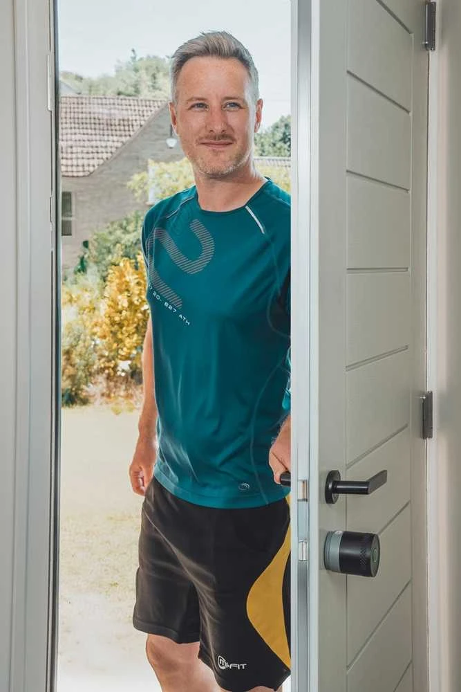 Yale Linus Smart Lock L2 Lite - išmanioji durų spyna (sidabrinė)