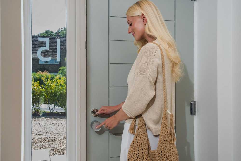 Yale Linus Smart Lock L2 Lite - išmanioji durų spyna Juodas