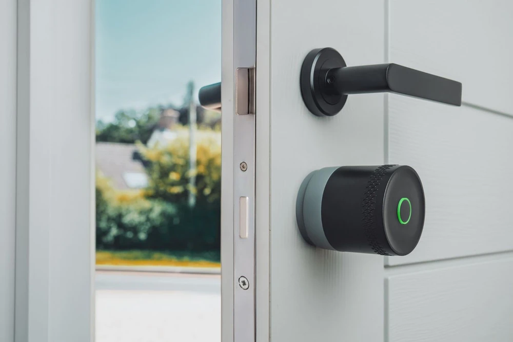 Yale Linus Smart Lock L2 Lite - išmanioji durų spyna Juodas