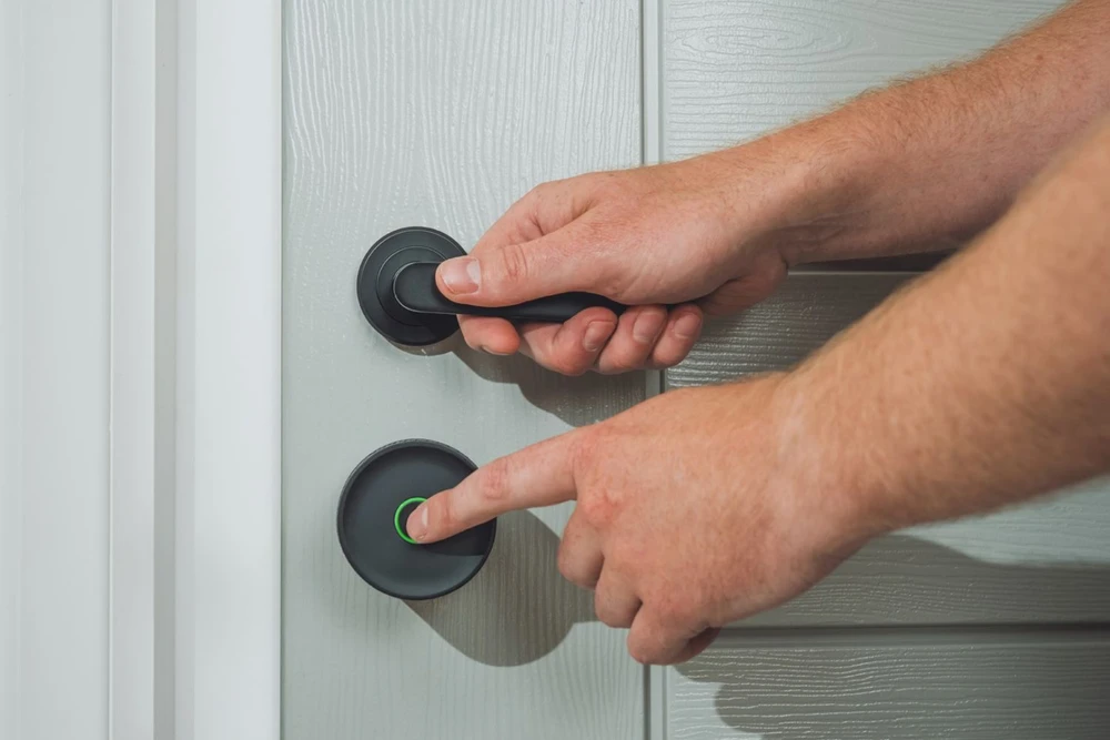 Yale Linus Smart Lock L2 Lite - išmanioji durų spyna Juodas