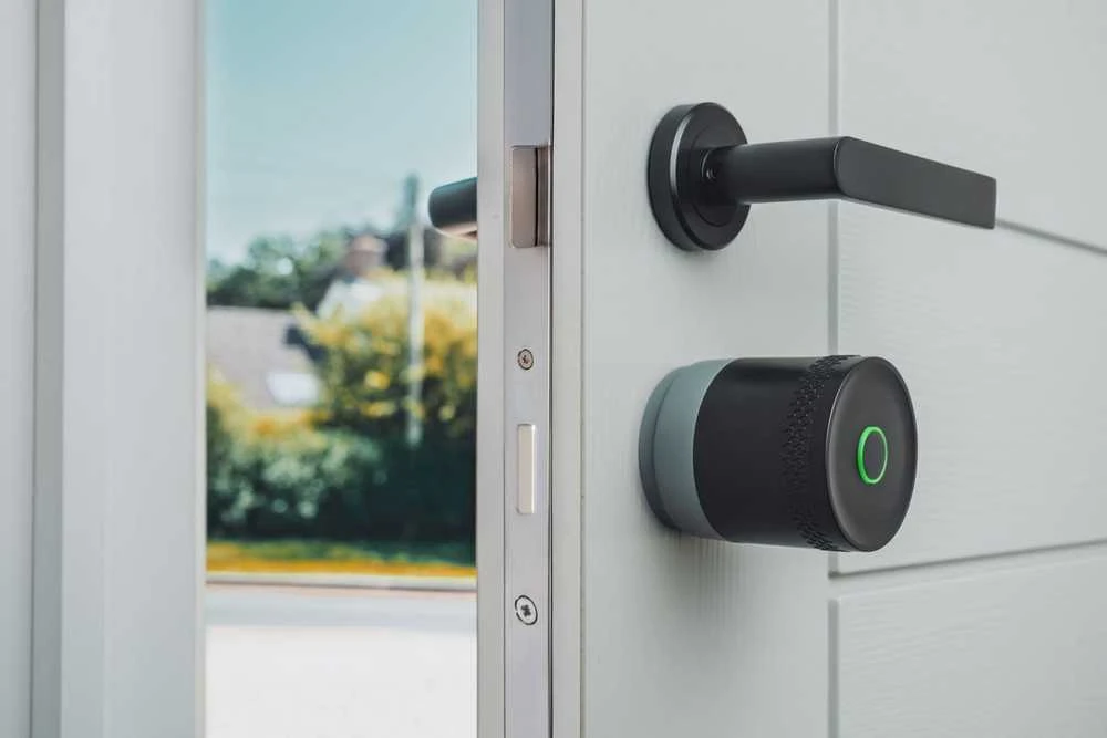 Yale Linus Smart Lock L2 Lite - išmanioji durų spyna (sidabrinė)