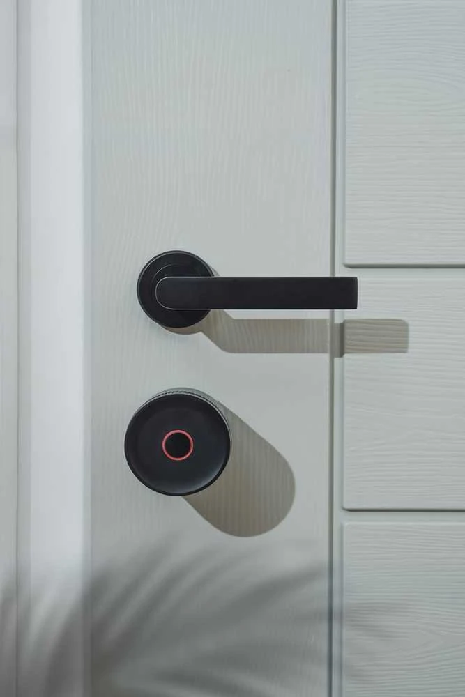 Yale Linus Smart Lock L2 Lite - išmanioji durų spyna (sidabrinė)