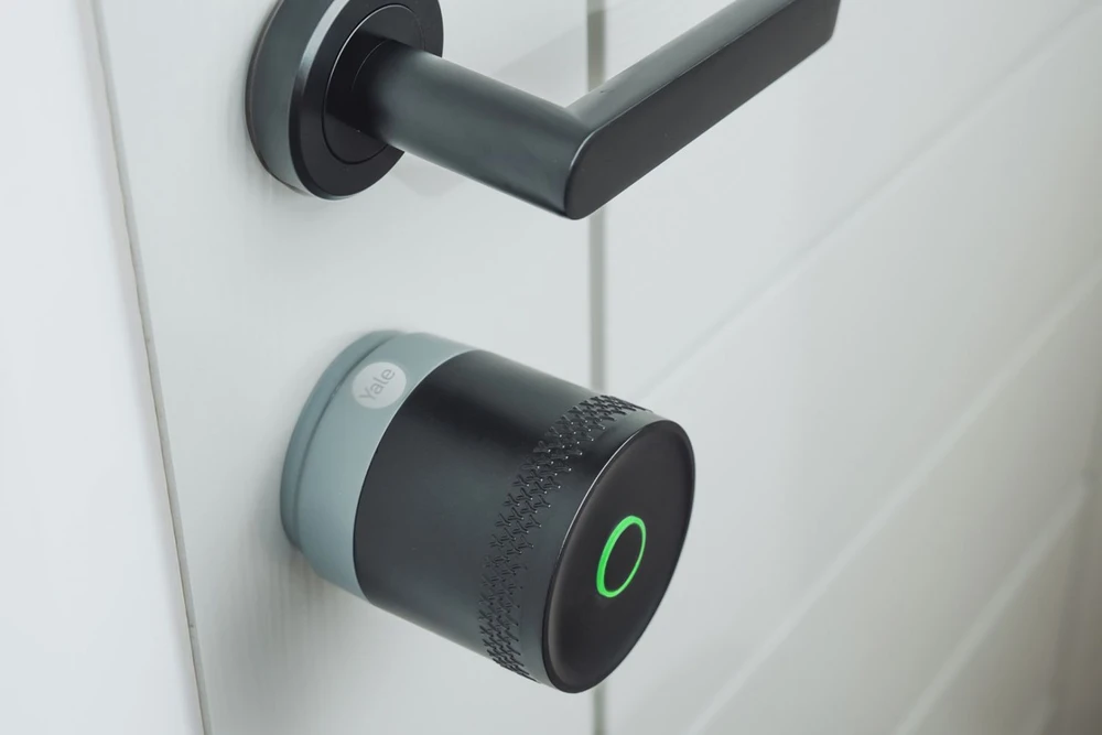 Yale Linus Smart Lock L2 Lite - išmanioji durų spyna Juodas