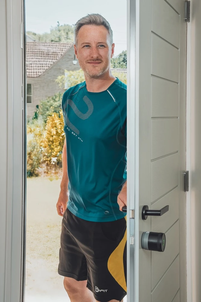 Yale Linus Smart Lock L2 Lite - išmanioji durų spyna Juodas