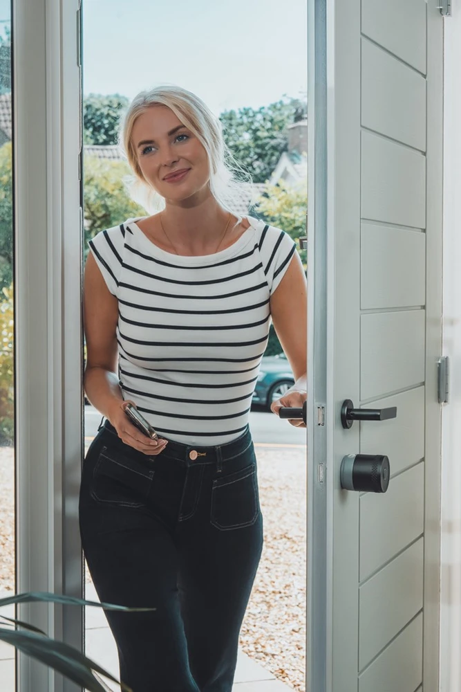 Yale Linus Smart Lock L2 Lite - išmanioji durų spyna Juodas