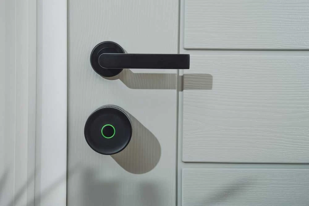 Yale Linus Smart Lock L2 Lite - išmanioji durų spyna (sidabrinė)