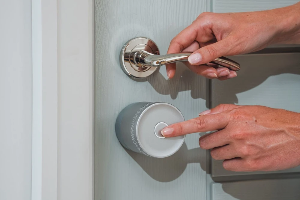 Yale Linus Smart Lock L2 Lite - išmanioji durų spyna (sidabrinė)