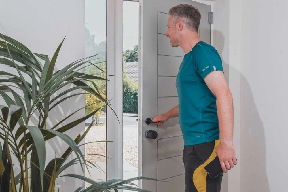 Yale Linus Smart Lock L2 Lite - išmanioji durų spyna (sidabrinė)
