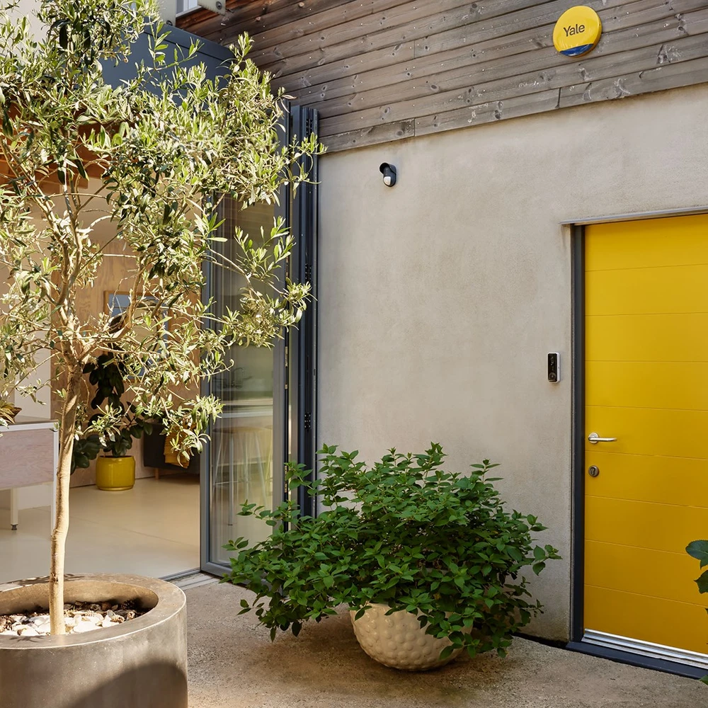 „Yale“ išmaniosios signalizacijos pradinis rinkinys, 6 elementai - Valdymo blokas, Sirena, Klaviatūra, Nuotolinio valdymo pultas, Judesio jutiklis, Langų/durų jutiklis