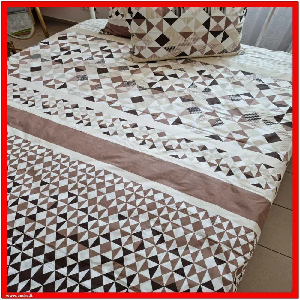 100 proc. medvilnės patalynės komplektas - Antklodės užvalkalas 220x200 cm. +2 pagalvės užvalkalai 50x70 cm. be užtrauktuko.